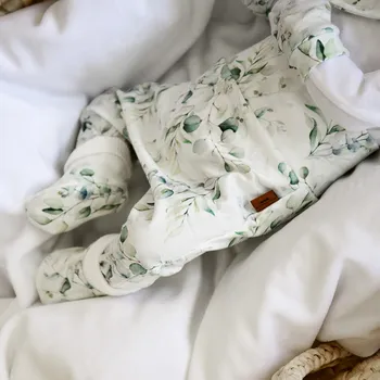 Kojenecká čepice Novorozenecký set 5dílný / čepice s uzlíkem, tepláčky, slintáček, capáčky a rukavičky / eukalyptus