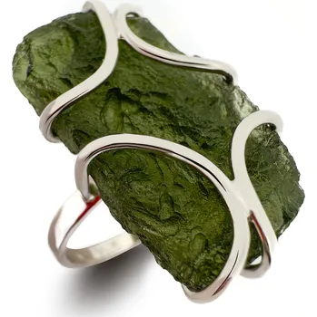 Prsten Stříbrný prsten s neopracovaným vltavínem 2,6 cm x 1,4 cm