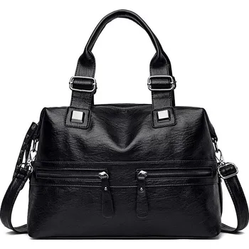 Kabelka Kabelka s kapsami a stříbrným kováním Barva: Černá