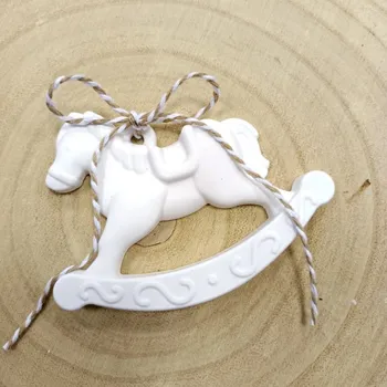 Dárková krabička Koníček bílý závěs - umělý kámen - 9 cm