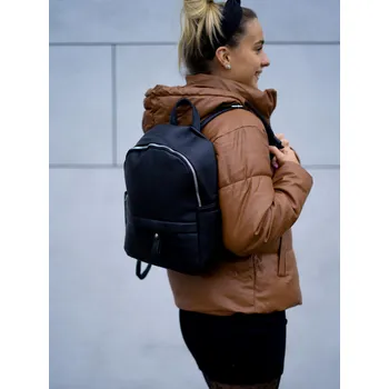 Kabelka BudesIN Černý koženkový batůžek Ari s postranními kapsami