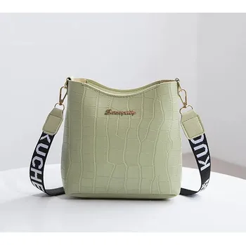 Dámská "crossbody" kabelka s motivem krokodýlí kůže se zlatým nápisem Barva: zelená