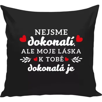 Polštář Polštář černý 40x40 cm Nejsme dokonalí, ale moje láska k tobě dokonalá je