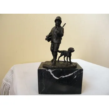 BRONZOVÁ SOCHA MYSLIVEC SE PSEM NA MRAMORU