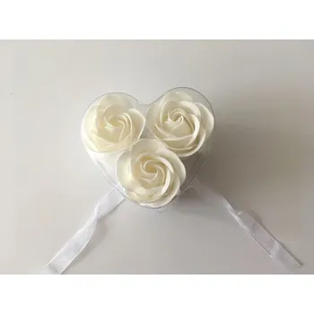 umělá květina Mýdlové bílé růže v srdíčku – dárková sada