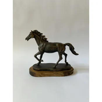 KŮŇ V BĚHU - SOCHA NA DŘEVĚNÉM PODSTAVCI