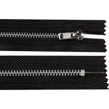 Zip Kovový zip No 4 délka 18 cm kalhotový se stříbrnými zoubky, barva černá