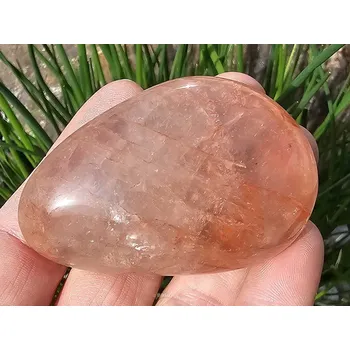 Přírodní kámen Hematit v křišťálu hladký kámen Madagaskar 93g