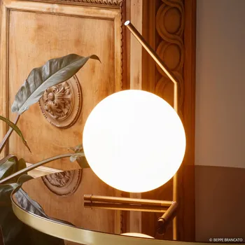 Lampička FLOS IC T1 Nízká designová stolní lampa mosazné barvy - Ø koule 20 cm, délka základny 17,6 cm broušená mosaz, opálově bílá 1 x 60 W - Doprava zdarma