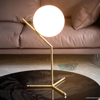 Lampička Stolní lampa FLOS IC T1 High, broušená mosaz - Ø koule 20 cm, šířka podstavce 32,1 cm, výška rámu 44,2 cm broušená mosaz, opálově bílá 1 x 60 W - Doprava zdarma