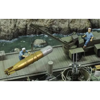 Plastikový model Royal Model 1/35 U.S. sailors loading torpedo-WWII