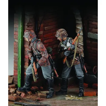 Plastikový model Royal Model 1/35 SS Grenadiers - 2 fig