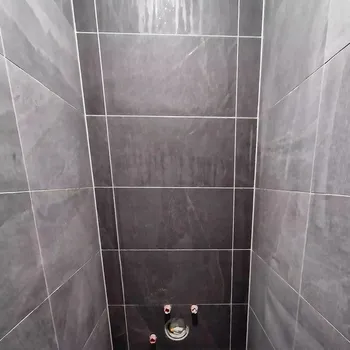 Revizní dvířka Neviditelná voděodolná revizní dvířka pod obklad 400x400 - klik systém Varianta: Pravá