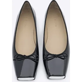 Nestandardní parfém Marjin Woman's Ballet Ballet Visor with Blunt Toe and Bow Detail, Black Patent Leather Marjin šedá 2884609