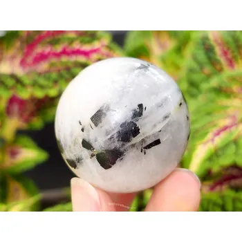 Přírodní kámen Křemen s černým turmalínem koule Ø 43mm