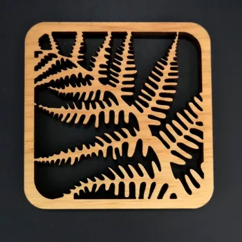 Podtácek AMADEA Dřevěný podtácek hranatý s motivem kapradí, masivní dřevo, 9x9 cm