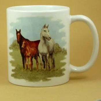 Hrnek tři koně na pastvině