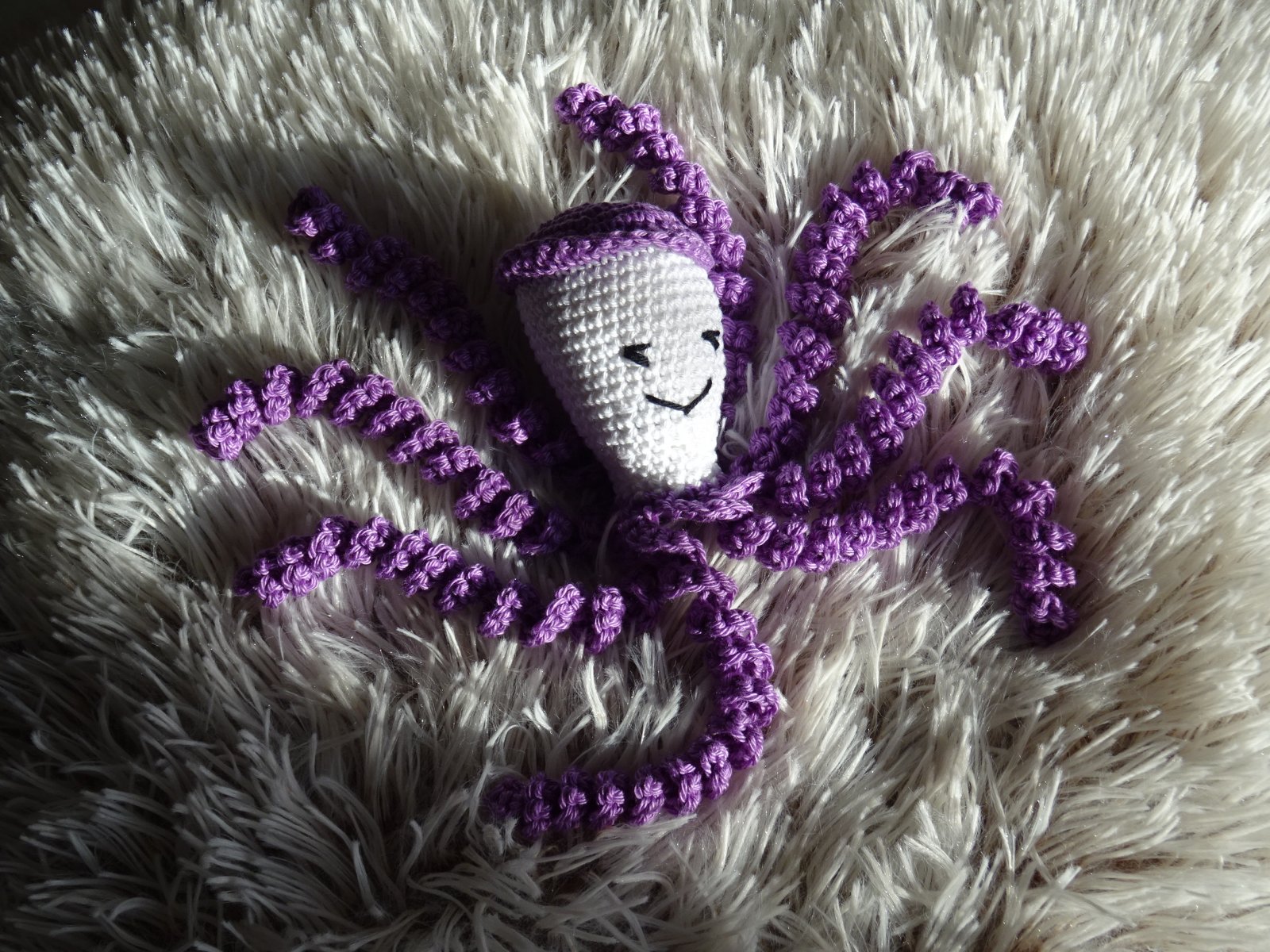 Háčkovaná chobotnička pro miminka - fialová