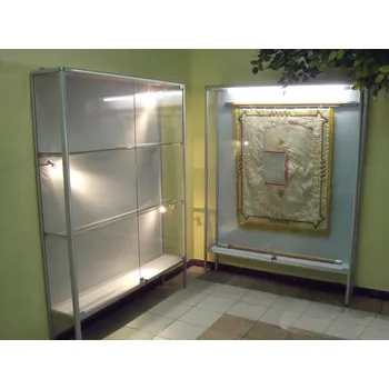 EXPOINT VNV03 Nástěnná vitrína s opěrkami na vlajku nebo zástavu Název: 110 x 25 x 180 cm