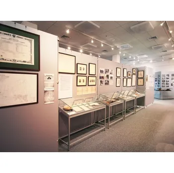 EXPOINT Výstavní vitrína stolová s šikmou kopulí Název: 80 x 40 x 70 x 25cm