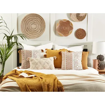 Dekorativní polštářek Dekorativní polštáře hnědé a bílé bavlna 45 x 45 cm blokový tisk snímatelné potahy se zipem ozdobné střapce aztécký design Beliani