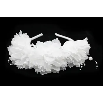 Čelenka Čelenka s většími bílými květy