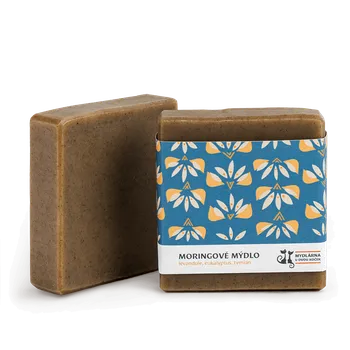 Mýdlo Mydlárna U Dvou koček Moringové mýdlo (Přírodní mýdlo vyráběné za studena. Moringové mýdlo od Mýdlárny U Dvou koček má regenerační a harmonizující vlastnosti)