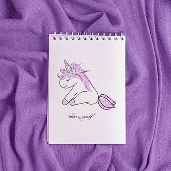 Blok A5 s bílými listy, titulní list s obrázkem sedícího jednorožce