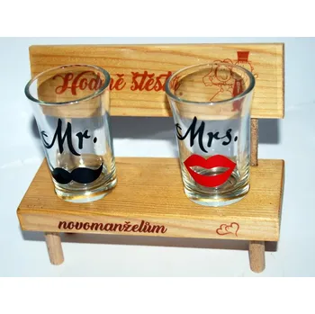 Žertovný předmět Ptákoviny CB Dřevěná lavička - Hodně štěstí novomanželům druh: Skleničky Mr. a Mrs.
