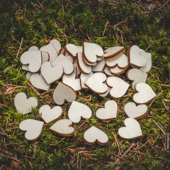 Svatební dekorace Dřevěná ozdoba SRDCE- špičaté (2cm) 50 Ks