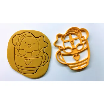 Vánoční dekorace Vánoční hrnek s medvídkem v čepici vykrajovátko