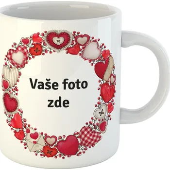 Hrneček s vlastní fotkou a kulatým výřezem s vyšitými srdíčky - 330ml bílý Barva: Červená