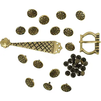Opasek Brass Buckles Středověká opasková přezka, nákončí opasku a 15 ozdobných nýtů na opasek z&nbsp;13.-14. století