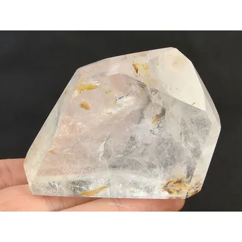 Přírodní kámen Křišťál s inkluzemi broušená forma 152g