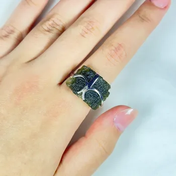 Prsten Stříbrný prsten s neopracovaným vltavínem 1,5 cm x 2,2 cm