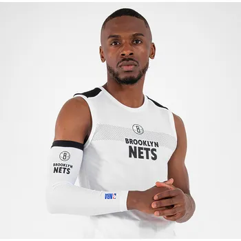 TARMAK Basketbalový chránič lokte E500 NBA Brooklyn Nets bílý 5 BÍLÁ|ČERNÁ