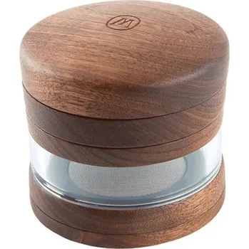 Dřevěná čtyřdílná drtička Marley Natural Large Wood Grinder (Tato čtyřdílná drtička od Marley Natural spojuje krásu a užitečnost díky použití komponentů z černého ořechu z udržitelných zdrojů a vysoce kvalitního eloxovaného hliníku.)