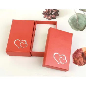 Dárková krabička Červená dárková krabička stříbrná srdce 8 x 5cm