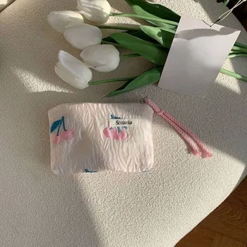 Malá dámská elegantní peněženka - 1