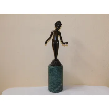 BRONZOVÁ SOCHA - DĚVČÁTKO S RŮŽÍ