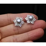 B-TOP Puzetové náušnice Vločka s přírodní sladkovodní perlou - postříbřené Druh barvy: Šedá