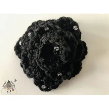 Brož Dubový skřítek Háčkovaná brož růže s korálky – originální doplněk s elegantním detailem černá