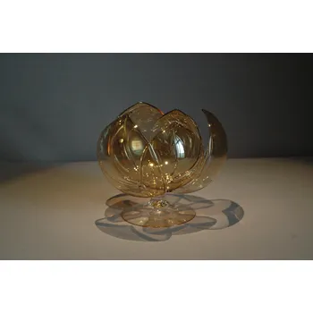 Svícen Svícen, leknín na noze, vyrobený ze skla