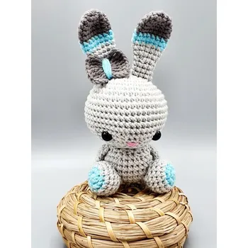 plyšák Ručně háčkovaný zajíc sedící malý i jako klíčenka šedý s modrou