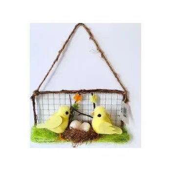 Ptáčci s hnízdem u plotu