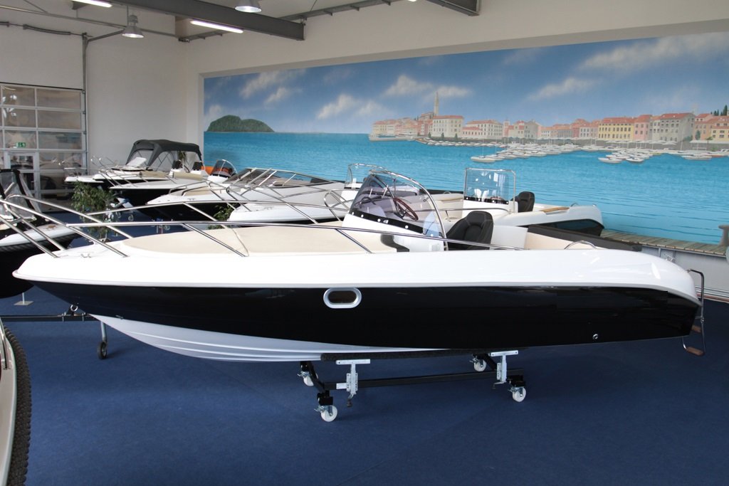Motorový kajutový člun BT 630 Cabine