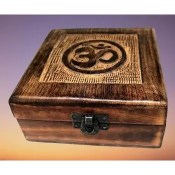 Dřevěná truhlička s vyřezaným symbolem OM