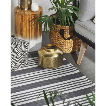 Koberec Venkovní Kobereček Černá A Bílá Syntetický Pruhovaný Vzor 120 x 180 cm Moderní Beliani