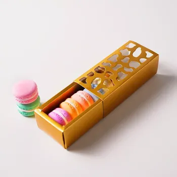 Krabička na makronky zlatá se vzorovým okénkem na 4 ks 13x6x4 cm