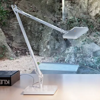 Lampička FLOS Kelvin LED stolní lampa v bílé barvě - délka základní hrany 16 cm, délka horní hrany 10 cm bílá 30 LED 7,5 W celkem - Doprava zdarma